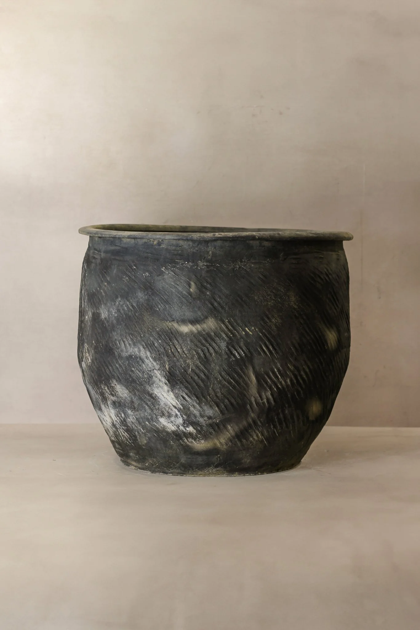 Big Old Grey Asian Pots - L014 - Image 4