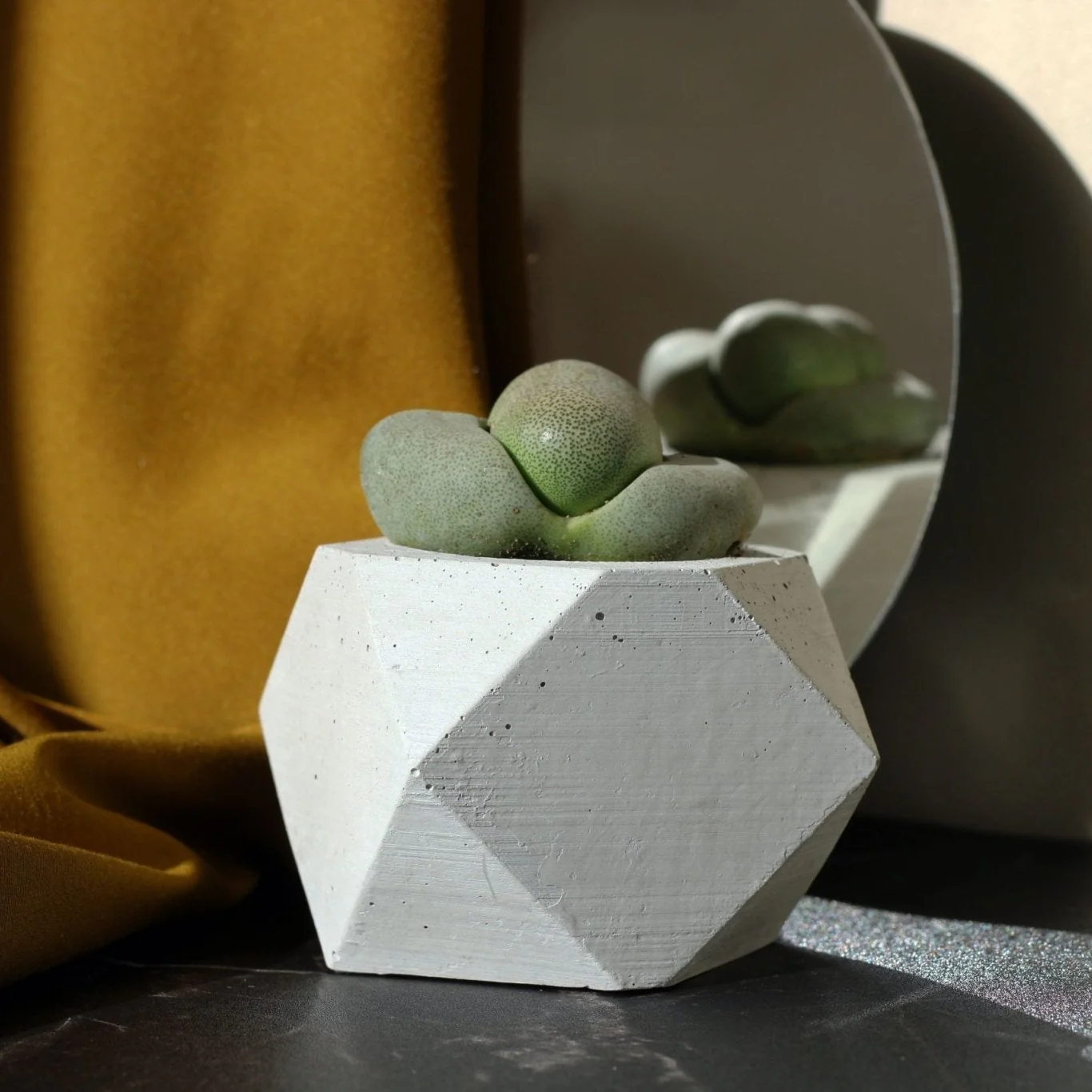 CONCRETE POLYGONAL POT